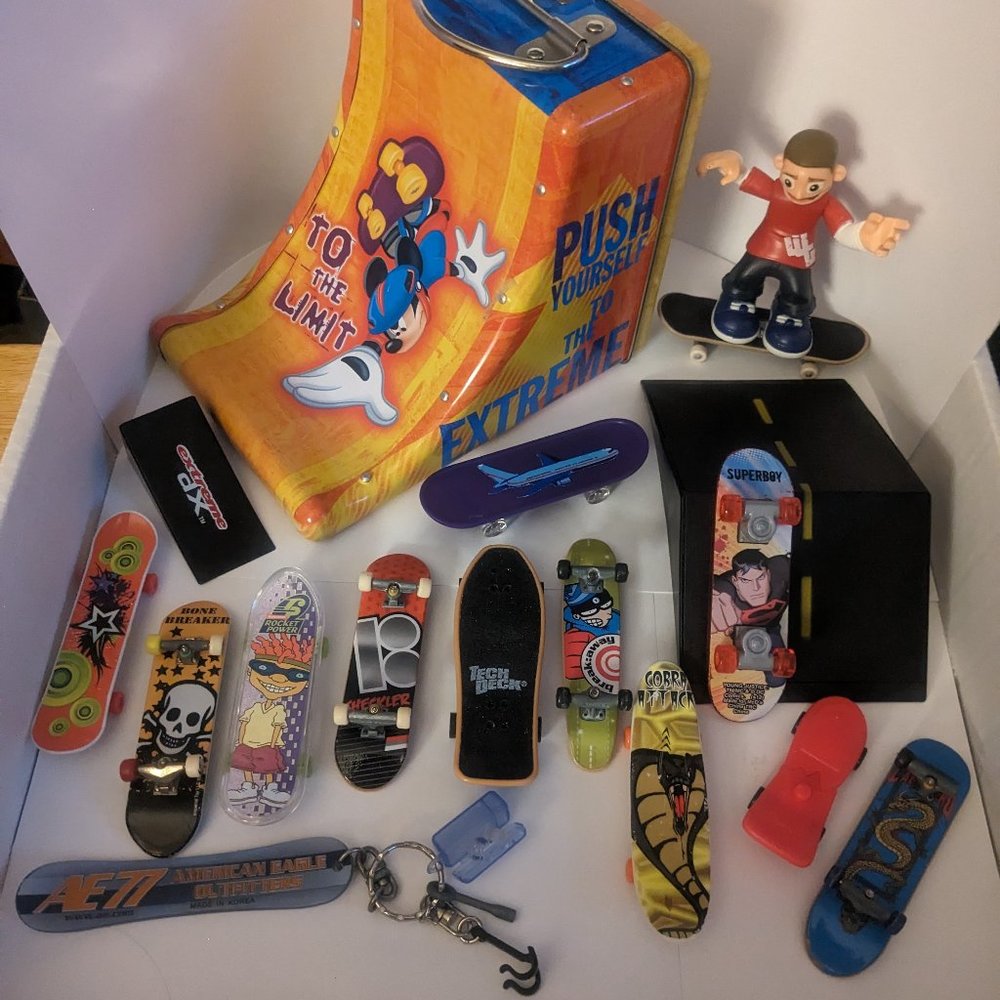 Skateboard Tech Deck & Wild Grinders Toy Bundle with Carrying Tin